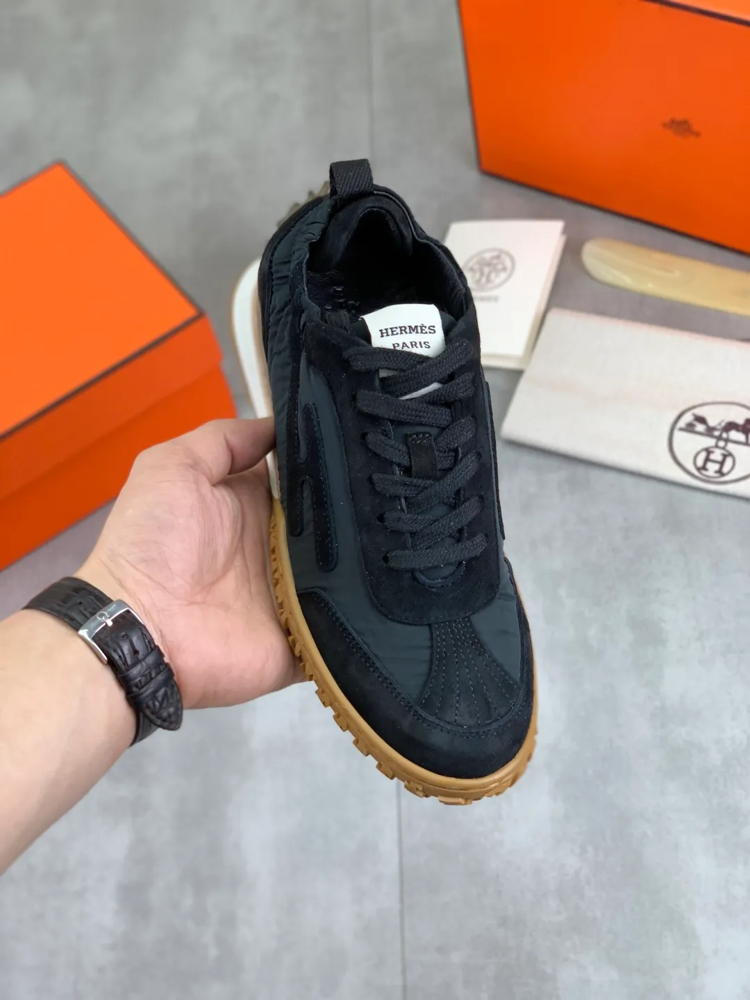 Men's men's shoes 💰P600 New model Top version Original order Hermes Hermès men's Drift Sneaker Summer new casual sports shoes Original purchase, development, production H family men's classic series, technological breathable fabrics with cowhide, casual sports shoes, casual shoes, sports dad shoes combine high-tech breathable materials and cowhide, H family exclusive button decoration on the side. The outsole is full of H italic design and bright colors to show vitality and continue the brand design inspiration. Stroll around the city lightly and feel free and comfortable. Delivered in exquisite packaging 🛍📦 ▪️Fabric: original customized breathable material + first-layer cowhide ▪️Inner: cowhide feet ▪️Outsole: molded and evacuated PU+TPU material ▪️Size: 35-45 Multiple colors available Premium packaging